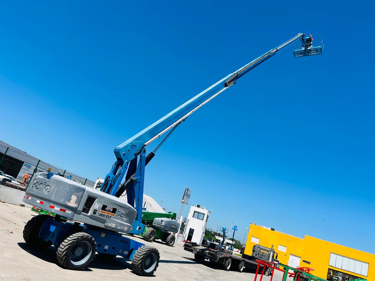 Plataforma auto elevable tipo pluma en operación