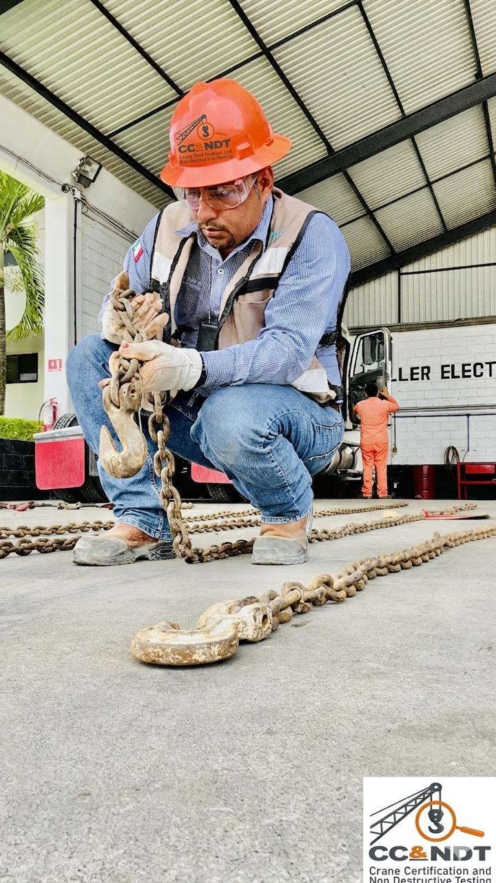 Gancho de grúa inspeccionado en taller